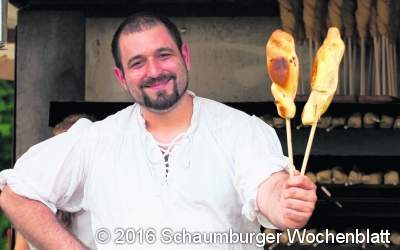 Ritter und andere Figuren verzaubern beim Mittelalterfest