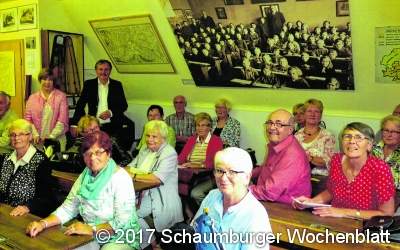 Ein Chor drückt die Schulbank