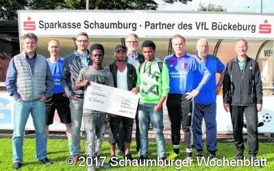 Stollenschuh und Sporthose für junge Kicker