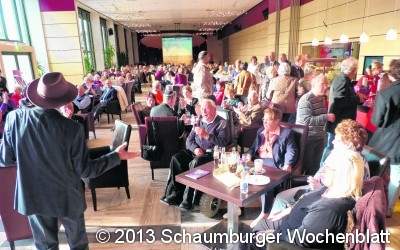 Gesellig und fröhlich mit Nachbarn und Freunden