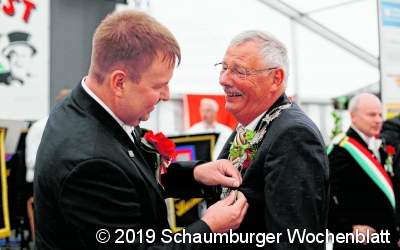 Karl-Heinz Schlüter schießt sich an die Spitze