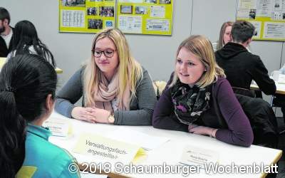 Schüler lassen sich von Auszubildenden beraten