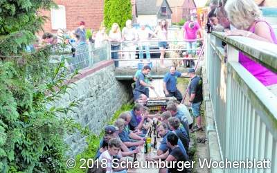Grillspaß mit nackten Füßen