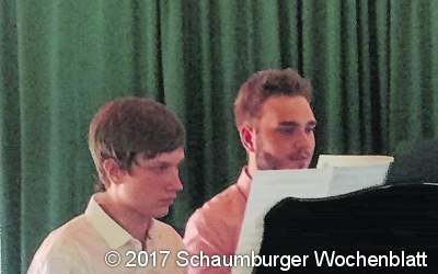 Die Hände gleiten über die Tasten