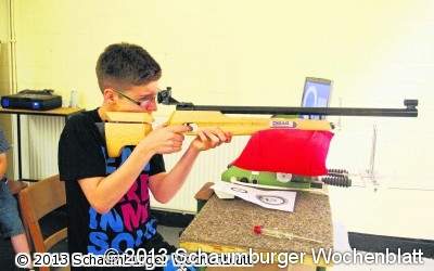 Kinder weihen treffsicher neues Lichtpunktgewehr ein