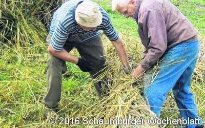 Stroh-Überschuss für Osterräderlauf