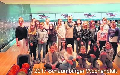 Tänzerinnen auf der Bowlingbahn