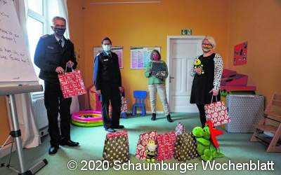 Feuerwehr
beschenkt Kinder