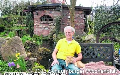 Naturnaher Steingarten mit Wasserfall und Hühnerhausvilla