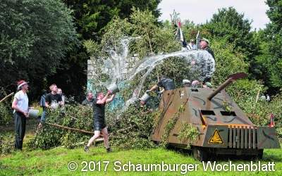 Wasserbombenschlacht mit Pauken und Trompeten
