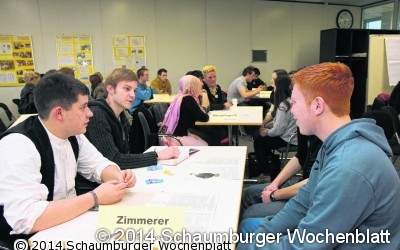 Schüler im Gespräch mit Lehrlingen