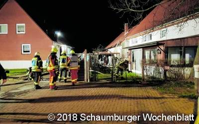 Gartenlaube in Bückeburg steht in Flammen