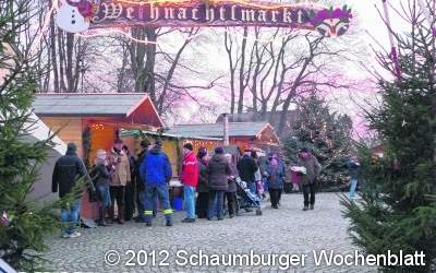 Ein Tor öffnet sich zum Weihnachtsmarkt