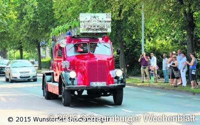 Mit einem Feuerwehr-Oldtimer fährt der Stadtbrandmeister ein letztes Mal vor