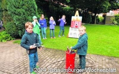 Spaß mit Blaulicht und Pfeil und Bogen