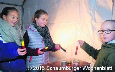 Pfannkuchen backen über dem Lagerfeuer