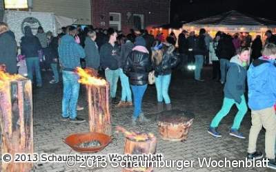 Schwedenfeuer mit bunten Ostereiern am Tannenbaum