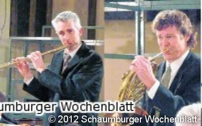 Den Großvater spielt eine junge Frau auf dem Fagott