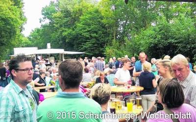 Fröhlich feiern die Einwohner 