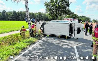 Transporter prallt gegen Baum ...