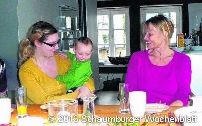 Junge Eltern kochen vollwertige Mahlzeiten