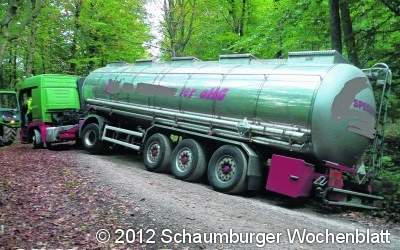 Lastzug steckt im Wald fest