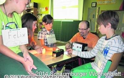 Schüler sehen, wie aus weißem Licht ein Regenbogenlicht wird