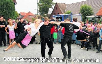 Die Erntewagen ziehen durch den Ort und die Dorfjugend tanzt dazu