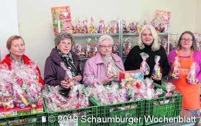 Das DRK-Hagenburg übergibt 
viele leckere Adventspräsente