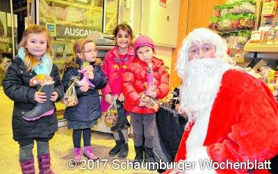 Nikolaus verteilt 50 gefüllte Stiefel