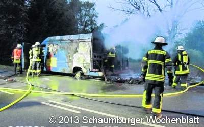 Kleintransporter in Flammen