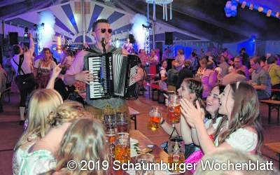 Im Festzelt am Steinanger toben Lederhose und Dirndl zu Schlagermusik und Popsongs