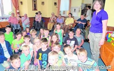 Schüler singen, tanzen und lesen