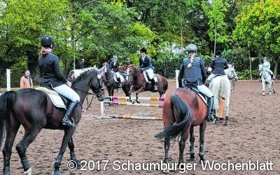Pferdesportler treffen sich zum Turnier