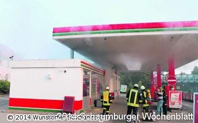 Rauch dringt aus Tankstelle