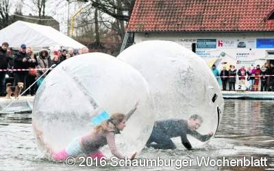 Teilnehmer kugeln sich über das Schwimmbecken