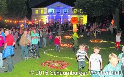 Besucher genießen magische Atmosphäre im Kurpark
