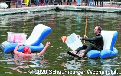 Im Gummisessel paddeln Politiker durch das Becken