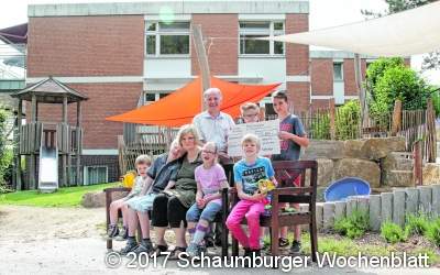 Konfirmanden überbringen besonderes Geschenk