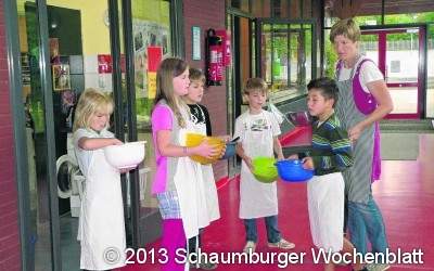Kinder kochen für die ganze Schule