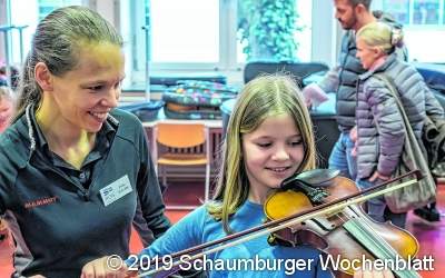 Instrumente spielen und 
an Experimenten teilnehmen