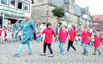 Sorgenmonster und bunt gedeckte Tafel warten