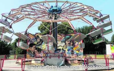 Kirmes vor der Eishalle