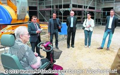 Der Richtkranz weht über neuer Seniorenresidenz