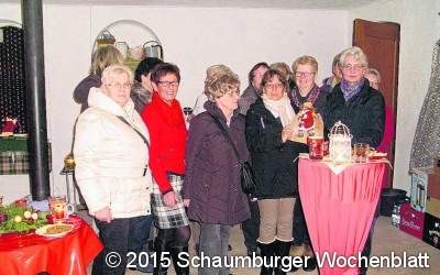 Landfrauen übergeben eine Spende an Hospiz-Engel