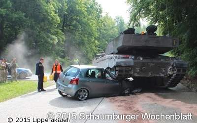 Panzer überrollt Kleinwagen