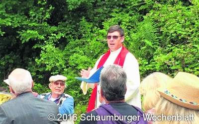 Gläubige beim Waldgottesdienst