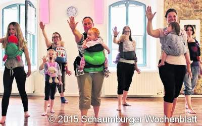 Flottes Tanzen mit dem Baby vor dem Bauch