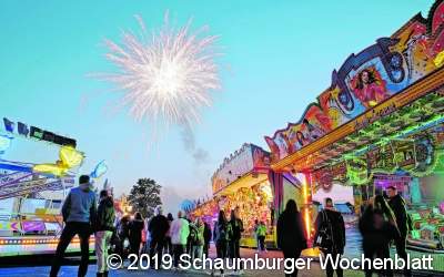 Feuerwerk strahlt mit Kirmeslichtern um die Wette