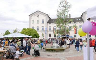 Mit viel Freude den Maibaum geschmückt und aufgestellt